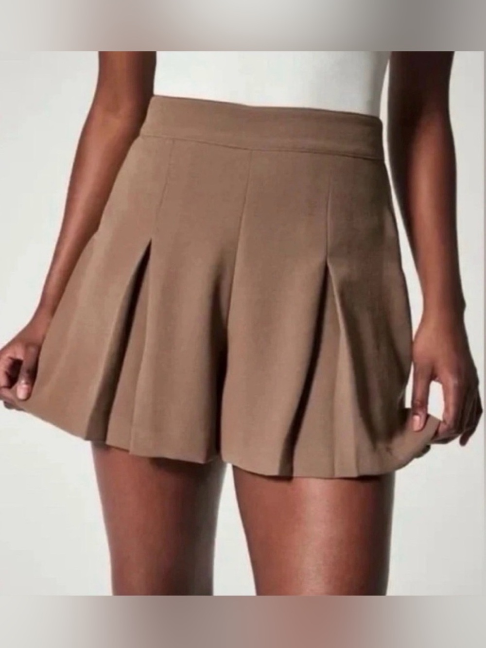 NWOT SPANX Carefree
Crepe Pleated Short L